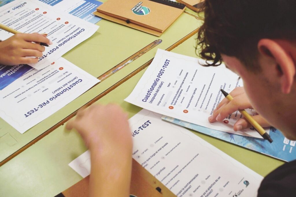 Estudiantes completando los cuestionarios del taller ELO – Elegimos los Océanos
