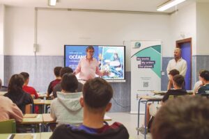 Jesús Martínez Linares, presidente de la Fundación SUSTENTA, durante el taller ELO – Elegimos los Océanos con alumnado del IES La Pedrera Blanca en Chiclana